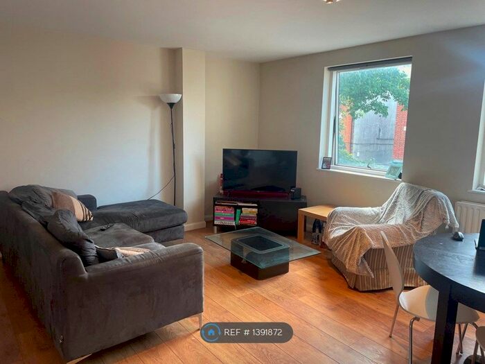 3 Bedroom Flat To Rent In Cherwell House, London, SW17