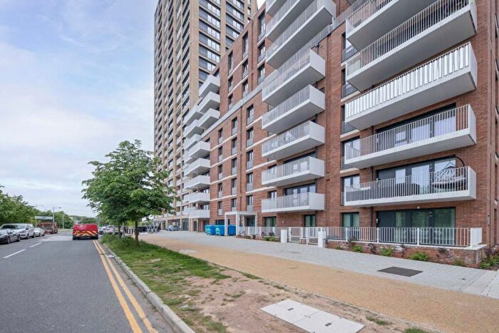 2 Bedroom Flat To Rent In Lakeside Drive, Lakeside Drive, NW10