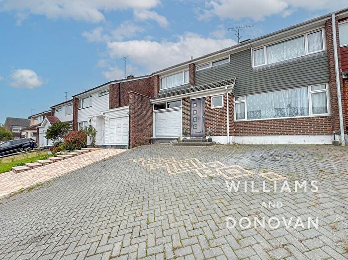 4 Bedroom Semi-detached House For Sale In Sunnyfield Gardens, Hockley, SS5