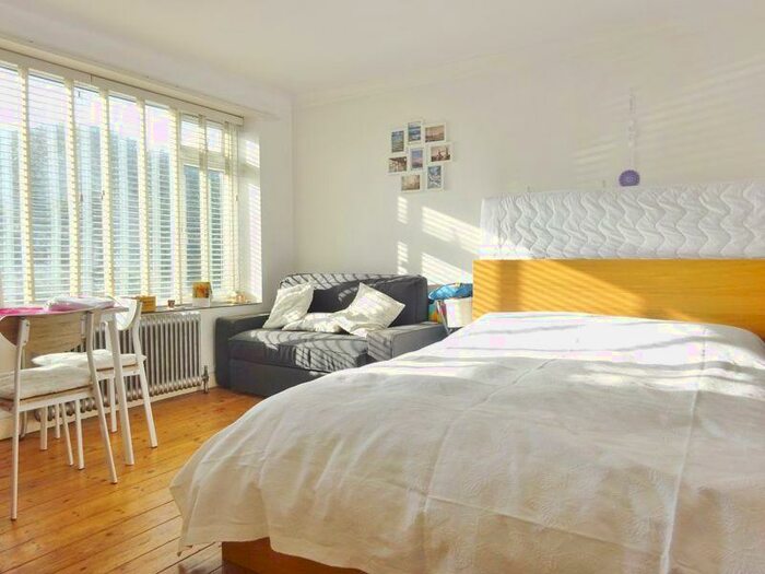 Studio To Rent In Kingsway, Hove, BN3