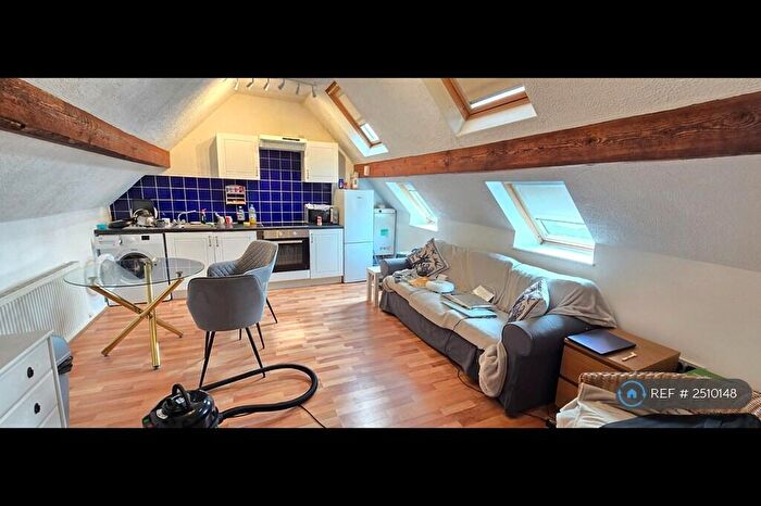 2 Bedroom Flat To Rent In The Bridge Club, Leeds, LS6