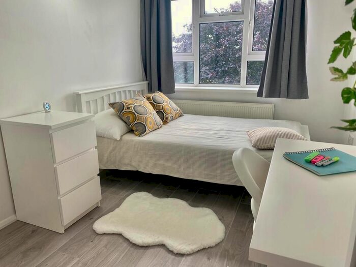 4 Bedroom Flat To Rent In Halesowen House, Meriden Road, PO5