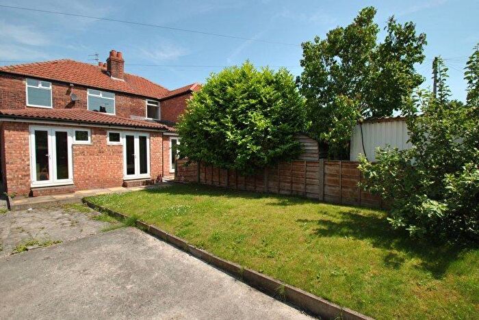 6 Bedroom Semi-Detached House To Rent In School Grove, Manchester, M20