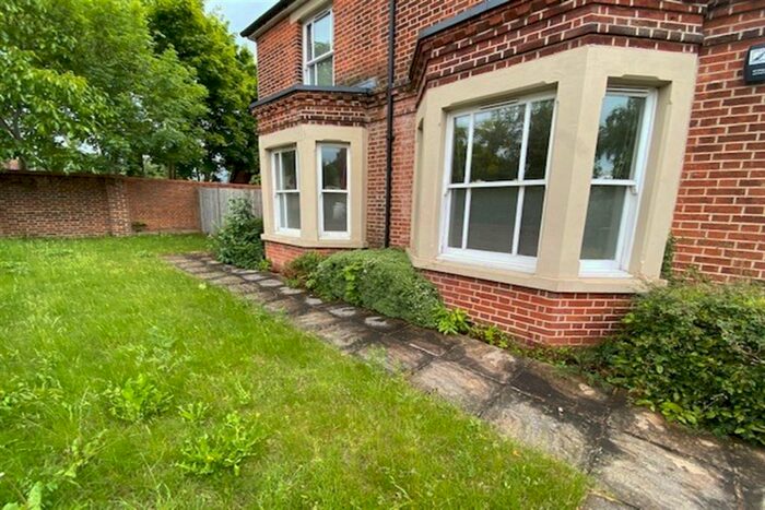 2 Bedroom Apartment To Rent In Vyne Road, RG21