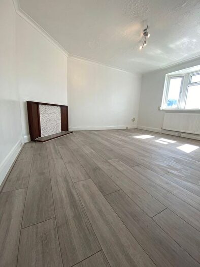 2 Bedroom Flat To Rent In Malden Way, New Malden, KT3