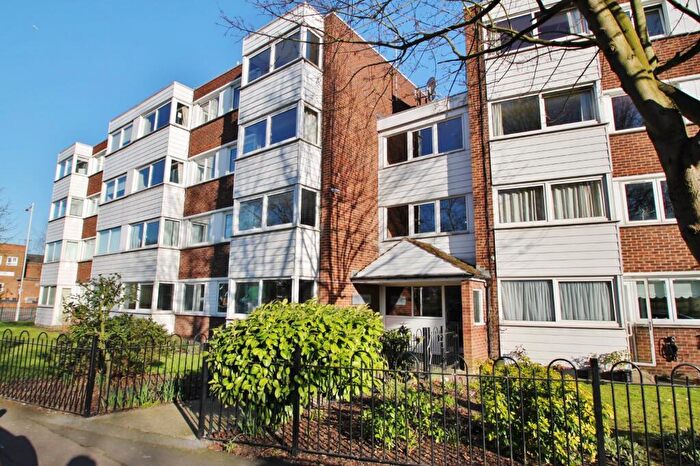 2 Bedroom Flat To Rent In Broomhill Road, Woodford Green, IG8