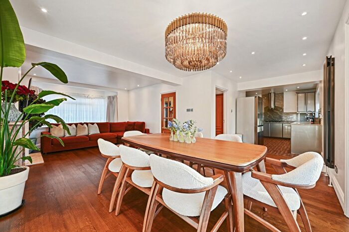 5 Bedroom Detached House For Sale In Vernon Drive, Stanmore, HA7