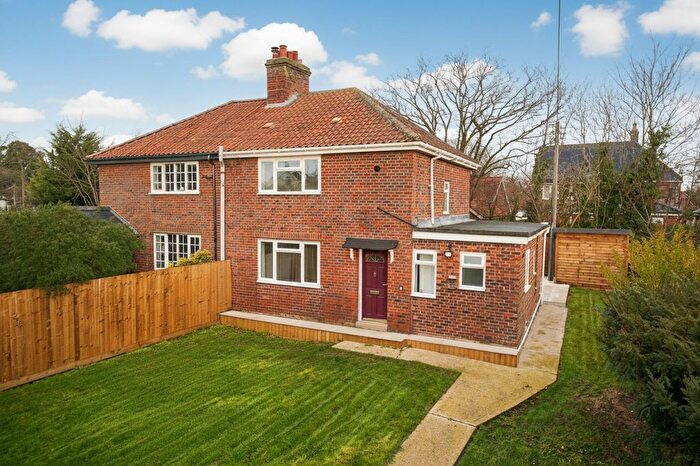 3 Bedroom Semi Detached House For Sale In Cromwell Close, Hethersett, Norwich, NR9