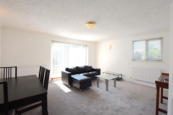 2 Bedroom Flat To Rent In Hadley Court, Ballards Lane, London, N3