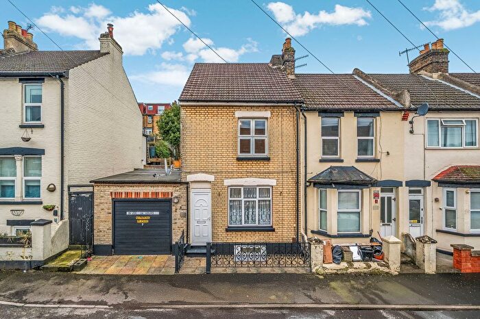 3 Bedroom Terraced House For Sale In Victoria Road, Chatham, Kent., ME4