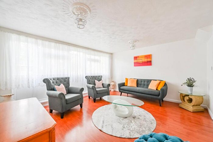 2 Bedroom Maisonette For Sale In Lawrence Close, Bow, London, E3