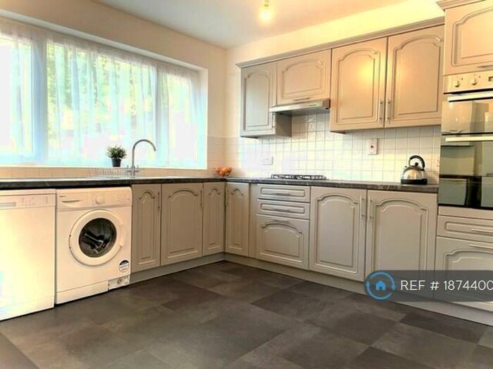 5 Bedroom Semi-Detached House To Rent In Moorfield Avenue, Manchester, M20