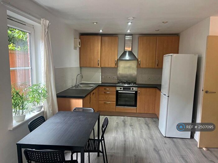 2 Bedroom Flat To Rent In Alexandra Park House, Manchester, M16