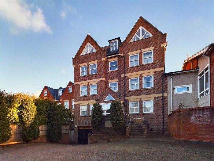 2 Bedroom Flat For Sale In Oakleigh Park South, London, N20
