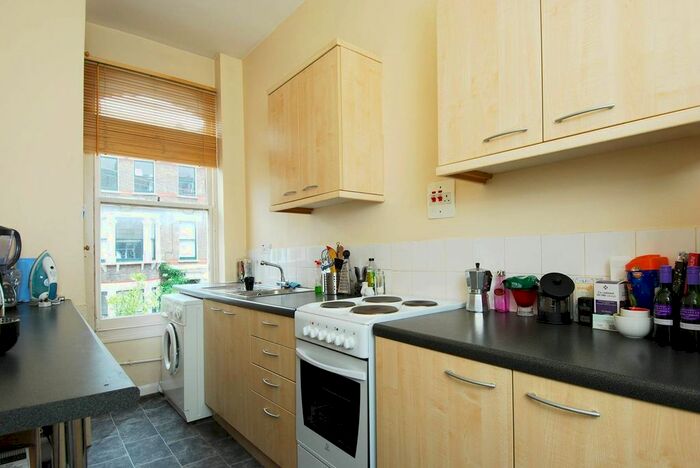 2 Bedroom Flat To Rent In St Lukes Avenue, Clapham High Street, London, SW4