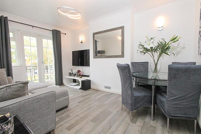2 Bedroom Maisonette For Sale In Hereford Court, Worcester Road, South Sutton, SM2
