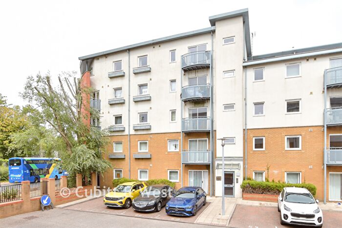 1 Bedroom Apartment For Sale In Trafalgar Gardens, Three Bridges, Crawley, West Sussex, RH10