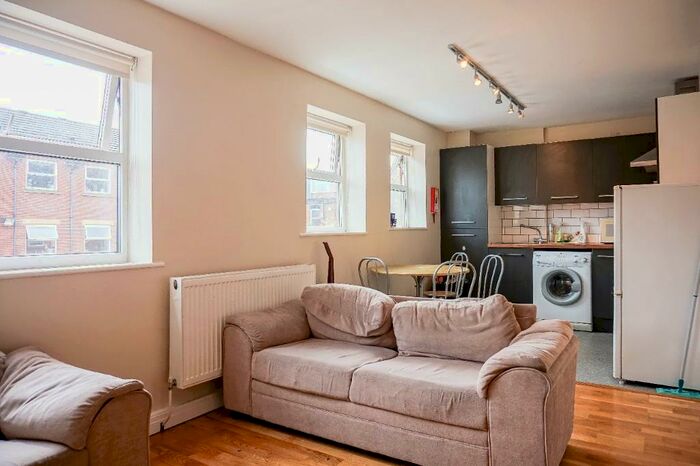 3 Bedroom Apartment To Rent In Welton Road, Leeds, West Yorkshire, LS6