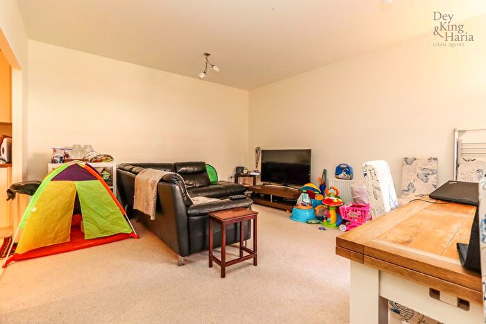 2 Bedroom Flat To Rent In Lockhart Road, Watford, Hertfordshire, WD17