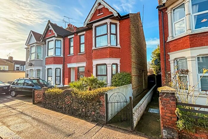 3 Bedroom End Terrace House For Sale In Bournemouth Park Road, Southend-On-Sea, SS2