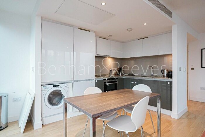 2 Bedroom Apartment To Rent In Marsh Wall, London, E14