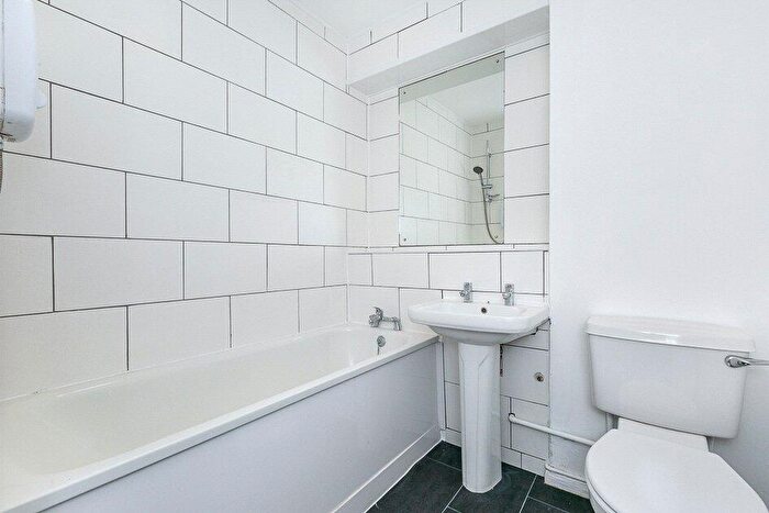 2 Bedroom Apartment For Sale In The Pines, Purley, Surrey, CR8