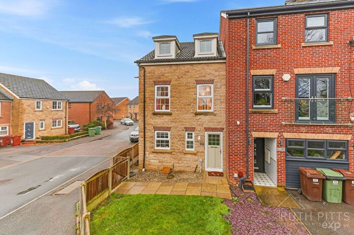 3 Bedroom Town House For Sale In Barleyfields Close, Ackworth, WF7
