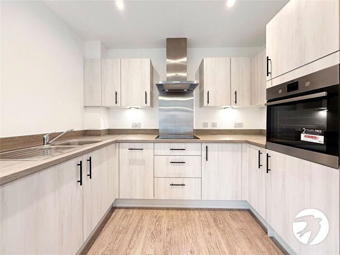 2 Bedroom Flat To Rent In Batesford Close, Kings Hill, West Malling, Kent, ME19