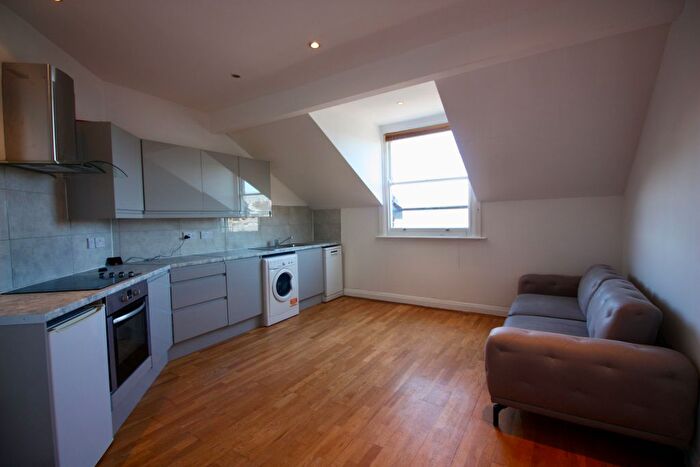 2 Bedroom Flat To Rent In High Road, Southgate, N11