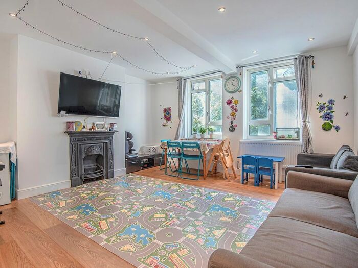 3 Bedroom Flat To Rent In Alexandra Gardens, London, W4