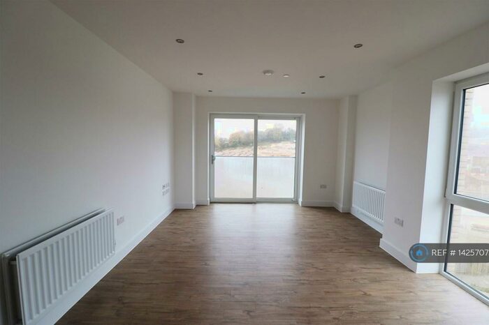 2 Bedroom Flat To Rent In Brooklands Court, Luton, LU2