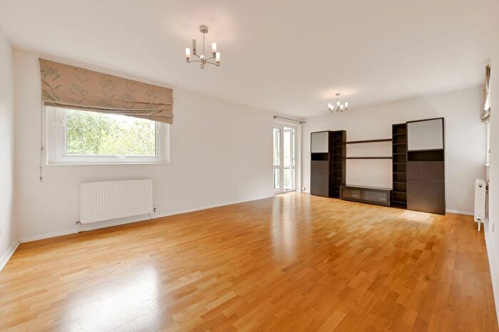 3 Bedroom Flat For Sale In Chiltern House, Hanger Hill, London, W5