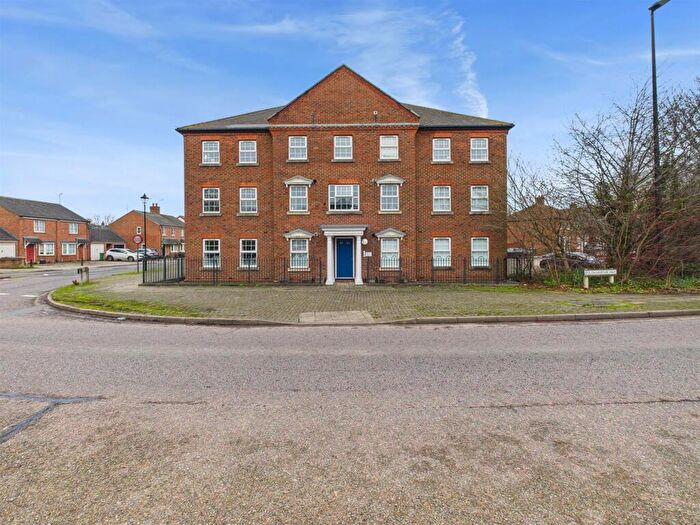 2 Bedroom Flat For Sale In Woodmans Croft, Fairford Leys, Aylesbury, HP19