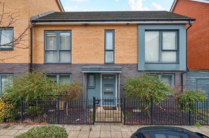 3 Bedroom Semi Detached House For Sale In Padworth Avenue, Reading, Berkshire, RG2