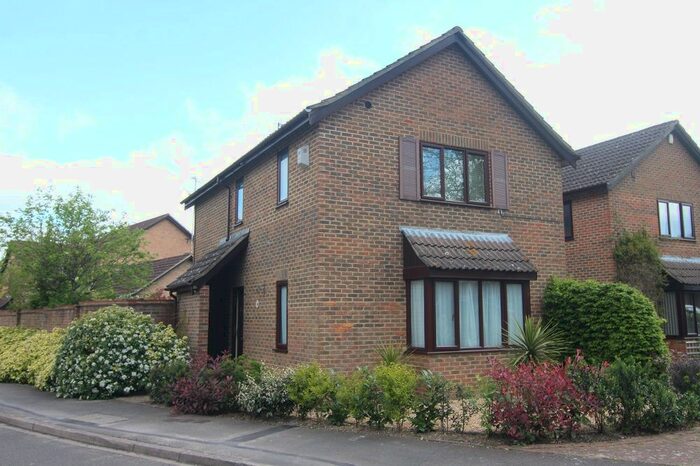 3 Bedroom Link Detached House To Rent In Chaucer Road, Crowthorne, RG45