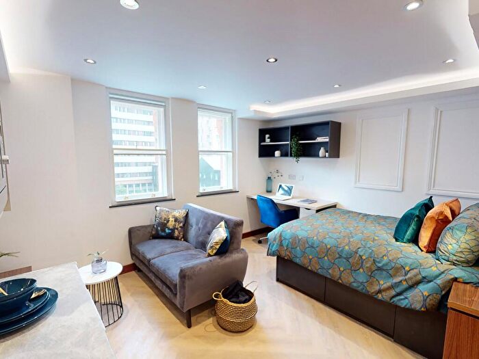 Apartment To Rent In Apt, Live Oasis Piccadilly #, M1