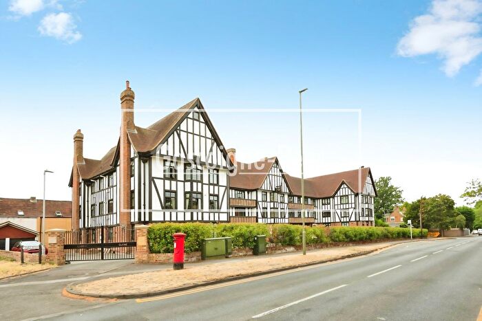 2 Bedroom Flat To Rent In Lammas Lane Queens Close, Esher, KT10