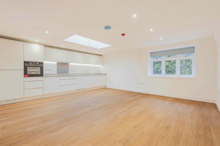 1 Bedroom Flat To Rent In Portland Yard, Bishopric, Horsham RH12