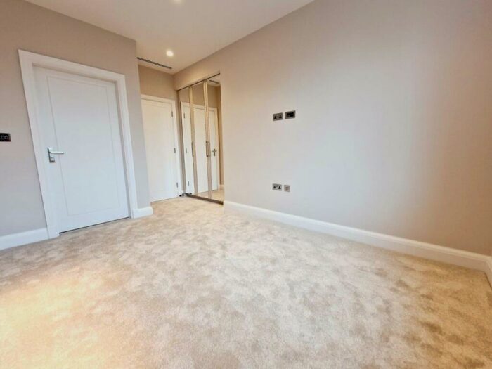 2 Bedroom Flat For Sale In Camlet Way, London, EN4