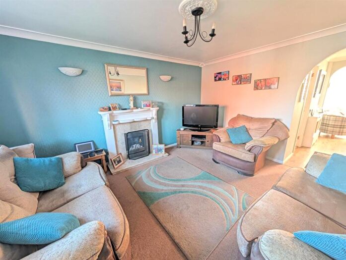 3 Bedroom Semi-Detached House For Sale In Minions Close, Atherstone, CV9