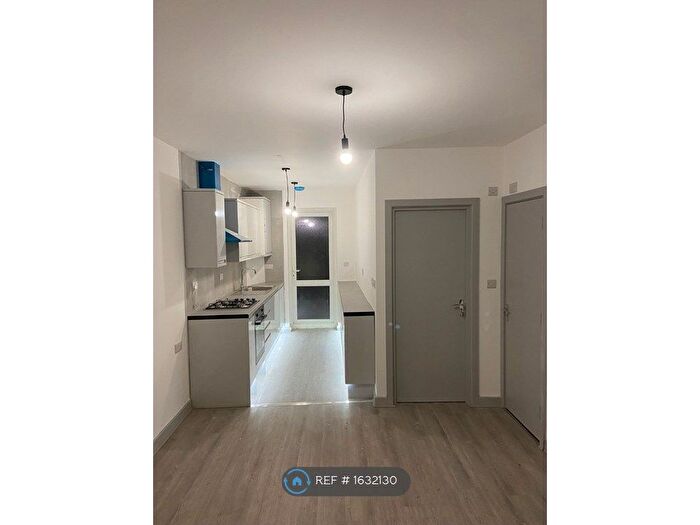 3 Bedroom Flat To Rent In Wellington Road South, Hounslow, TW4