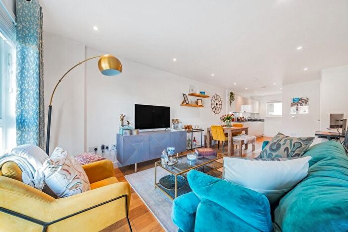 1 Bedroom Flat For Sale In Bradley Road, Clapham, London, SW4