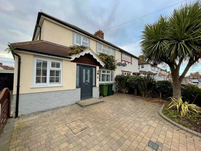 4 Bedroom Semi-Detached House To Rent In Ash Grove, Staines, TW18