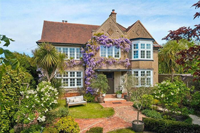 4 Bedroom Detached House For Sale In The Fairfield, Farnham, Surrey, GU9