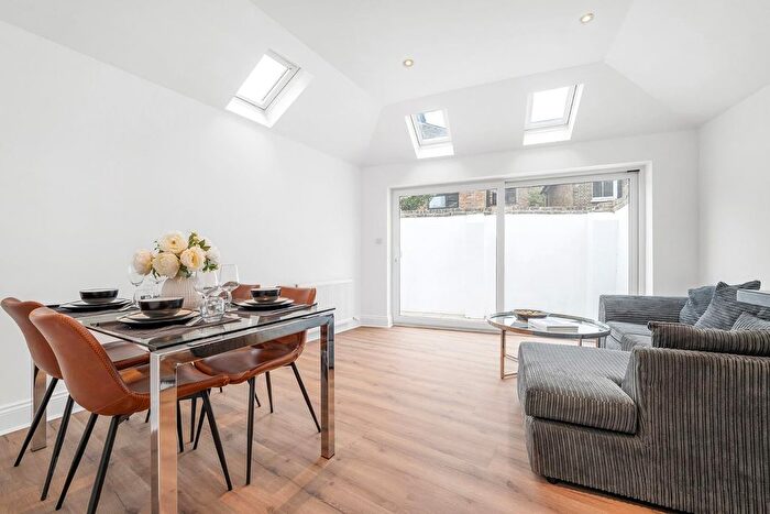 3 Bedroom Flat For Sale In Rossiter Road, SW12