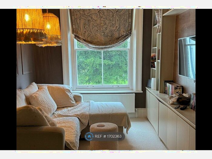 3 Bedroom Flat To Rent In Hinton House Middle, Winchester, SO23