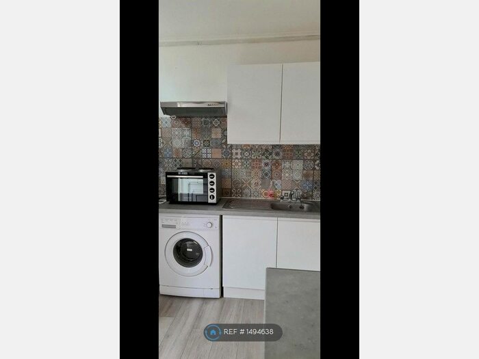 Studio To Rent In Bounds Green, London, N11