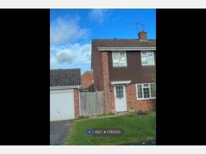 3 Bedroom Semi-Detached House To Rent In Ravensbourne Drive, Woodley, Reading, RG5