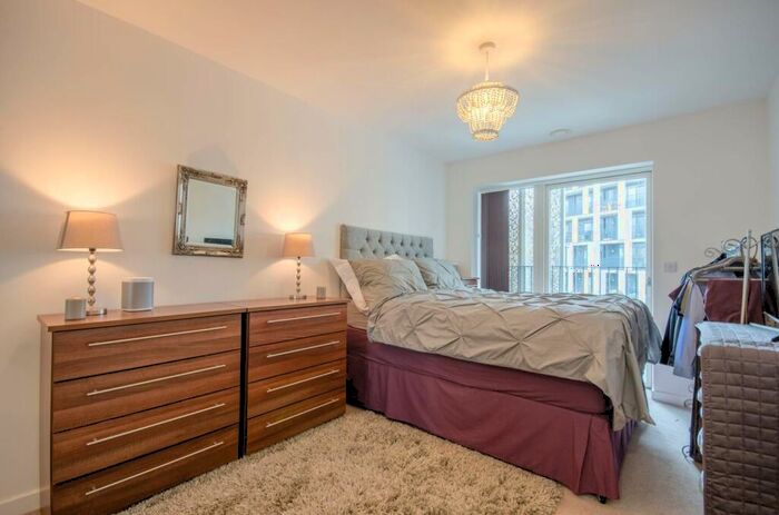 2 Bedroom Flat To Rent In Atkins Square, Hackney Downs, London, E8