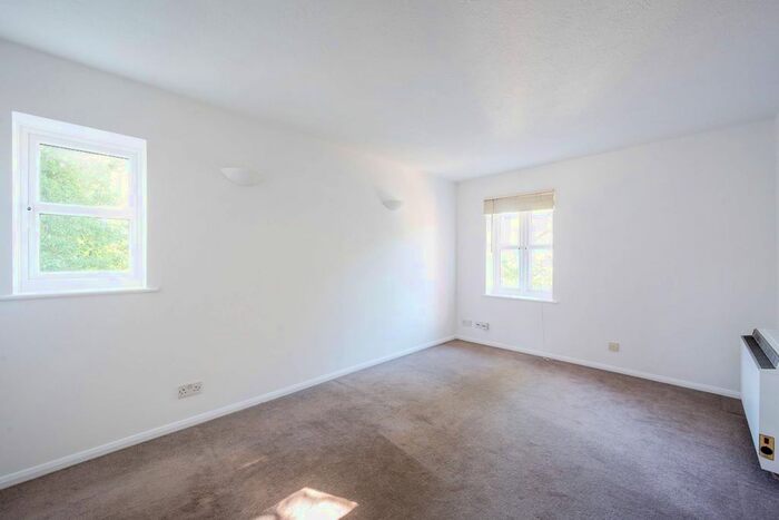 1 Bedroom Maisonette To Rent In Heather Close, Guildford, GU2